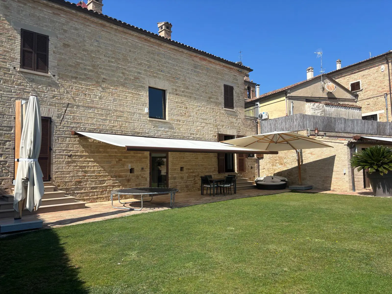 tenda da sole a bracci modello kyma a Candelara